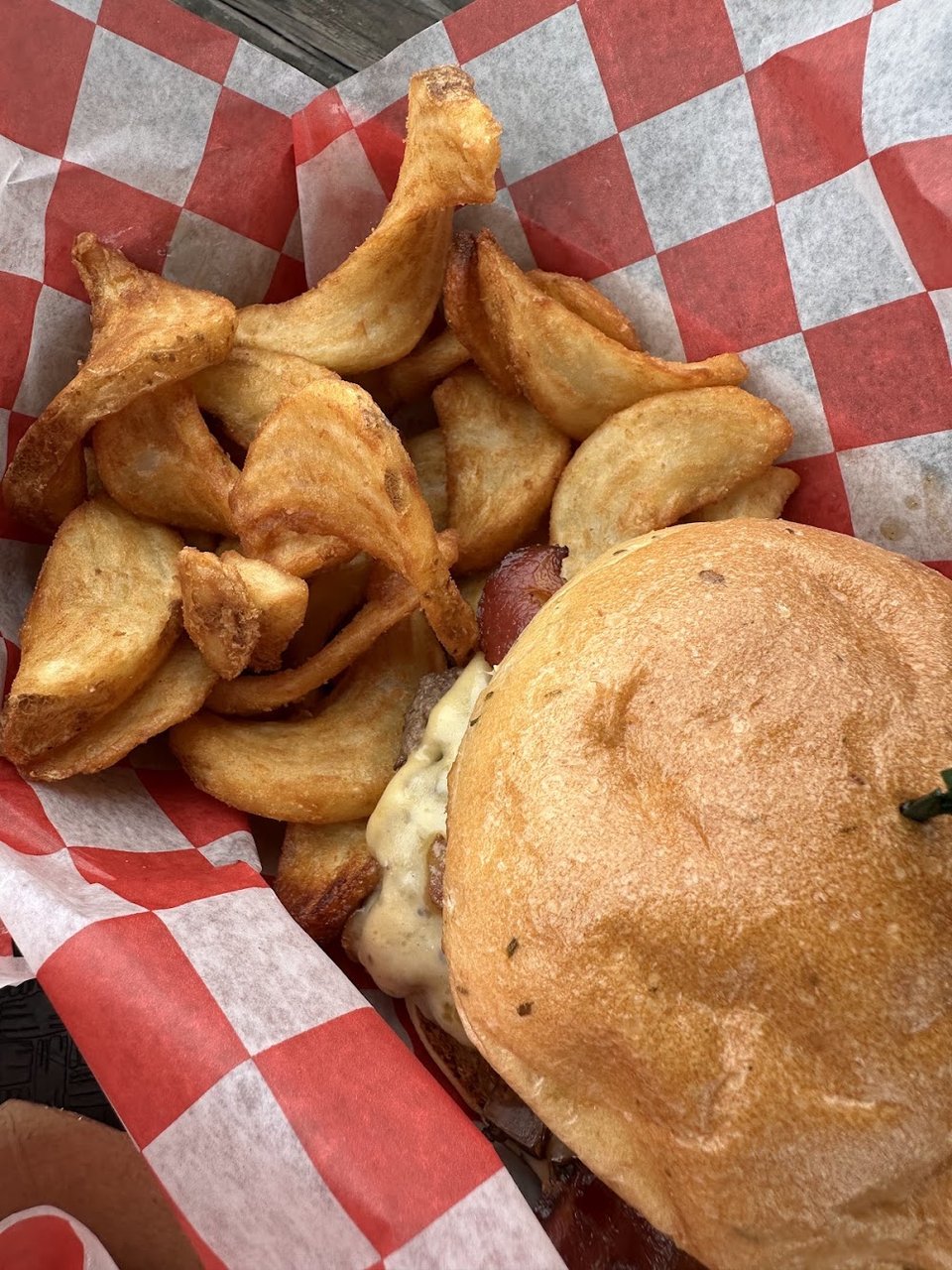 Cheeseburger with Potato Wedges